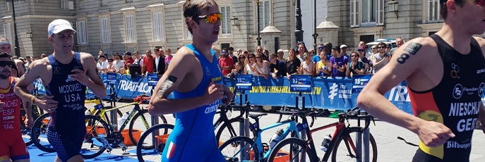 Davide Uccellari corre davanti al Palazzo Reale di Madrid
