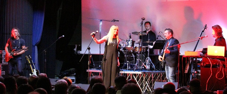 Annalisa Minetti sul palco di Rebibbia