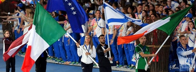 Letizia Paternoster, alfiere della squadra azzurra nella cerimonia di chiusura