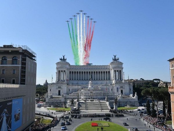 Le frecce tricolori rendono omaggio al Presidente Mattarella