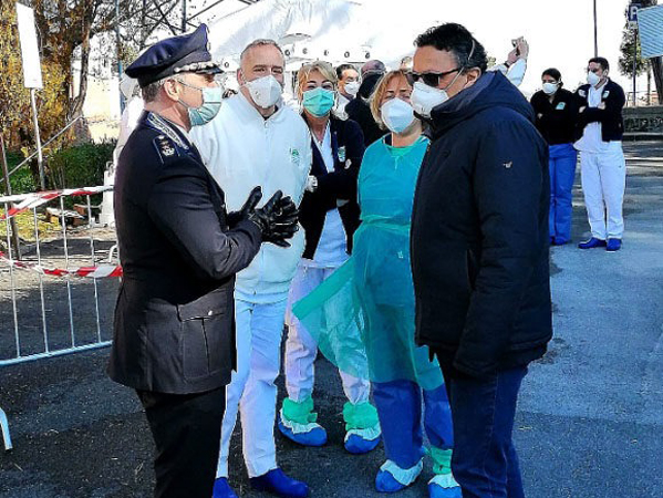 Agenti del NOTP con in personale dell'ospedale Cotugno