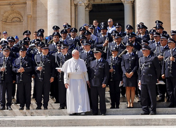 Il Santo Padre insieme alla banda musicale della Polizia Penitenziaria