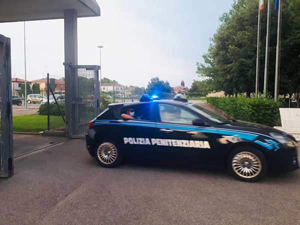 Gli uomini della Polizia penitenziaria riportano l'evaso in istituto