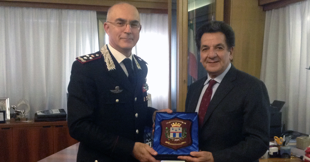 Santi Consolo consegna il Crest della Polizia Penitenziaria al Generale Nistri