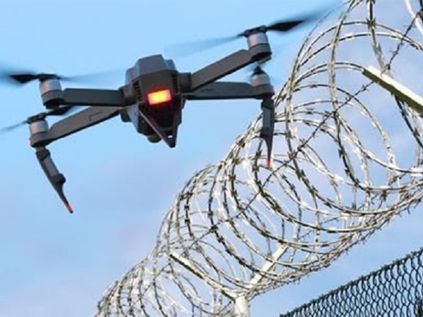 Drone sorvola un carcere