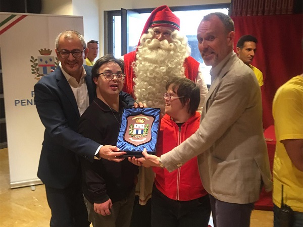 Consegna del crest della Polizia Penitenziaria a Babbo Natale