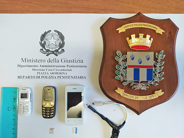 I tre mini-telefoni cellulari e le due micro-sim trovati dagli agenti di Polizia Penitenziaria