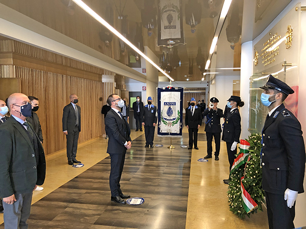 Un momento della cerimonia di deposizione della corona d&rsquo;alloro