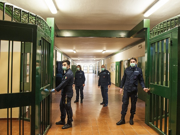 Agenti di Polizia Penitenziaria con le mascherine in dotazione