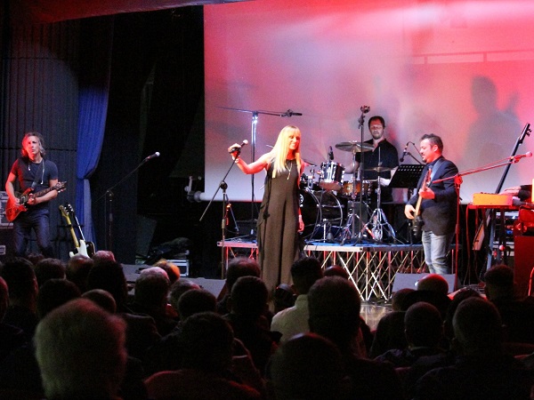 Annalisa Minetti sul palco di Rebibbia