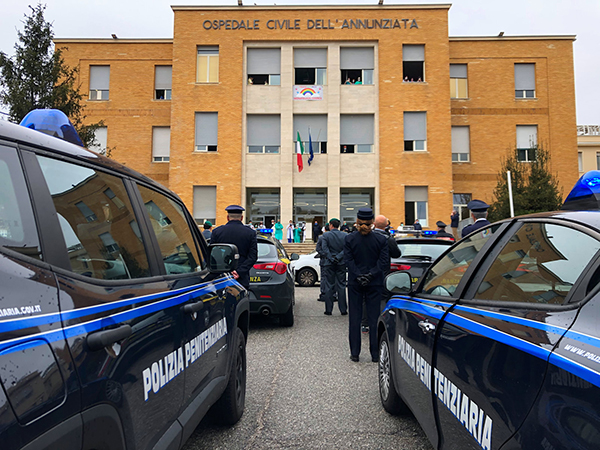 Un momento dell'omaggio fatto al personale dell'ospedale Annunziata