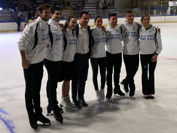il Sottosegretario Morrone con i pattinatori delle Fiamme Azzurre