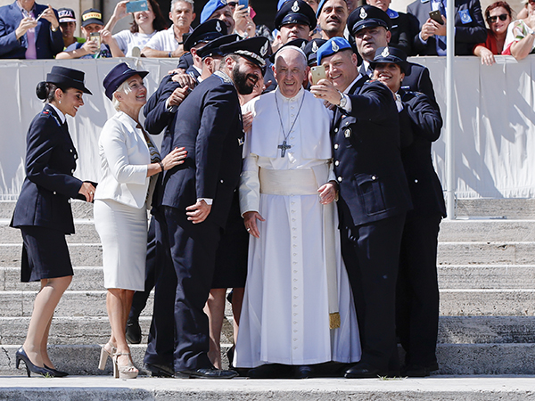 Papa Francesco saluta gli agenti