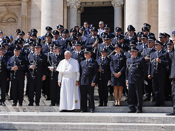 Papa Francesco saluta gli agenti